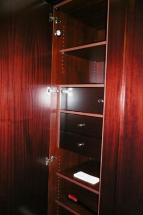 Kleiderschrank mit Safe Breidenbacher Hof