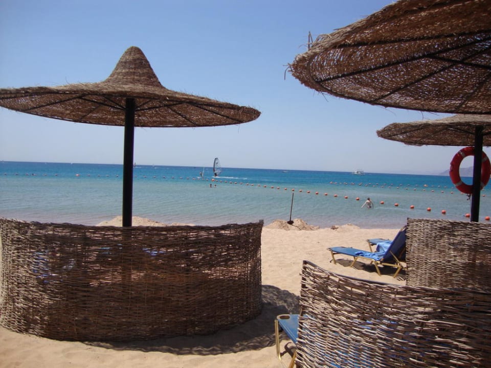Der Hotelstrand mit den Sonnenschirmen JAZ Dahabeya