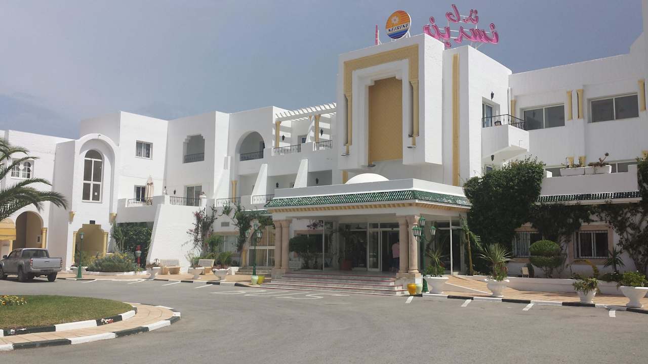 Hoteleingang Hotel Nesrine