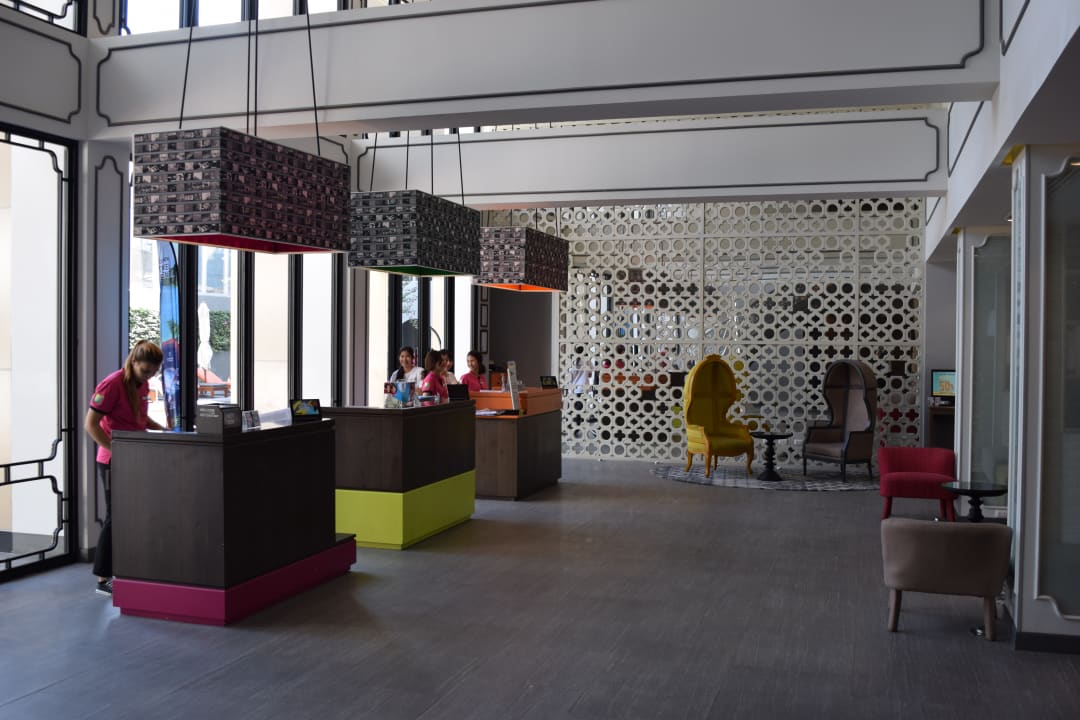 Check-In Desks in der Lobby ibis Styles Bangkok Khaosan Viengtai