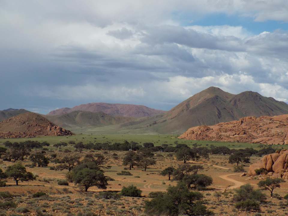 Blick vom Pool über einen kleinen Teil der Farm Koiimasis Ranch