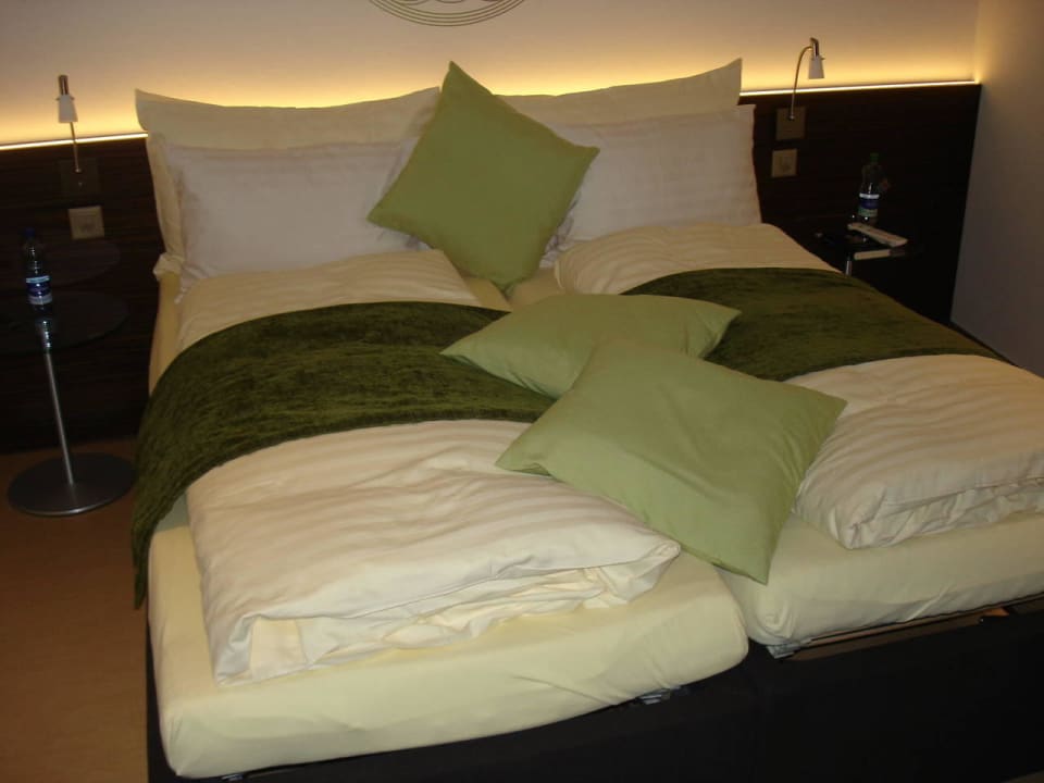 Doppelbett im Zimmer Hotel Krone