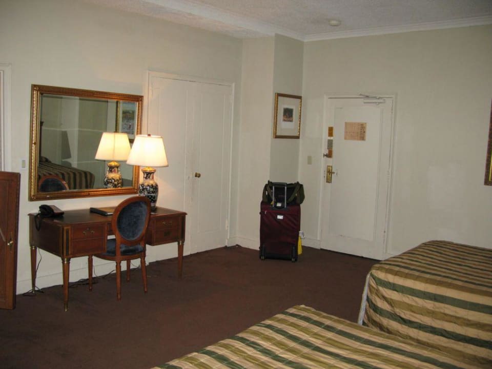 Schreibtisch und Tür im Zimmer 322 New York's Hotel Pennsylvania