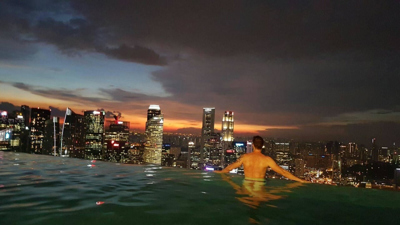 Ausblick abends vom Infinity Pool Marina Bay Sands