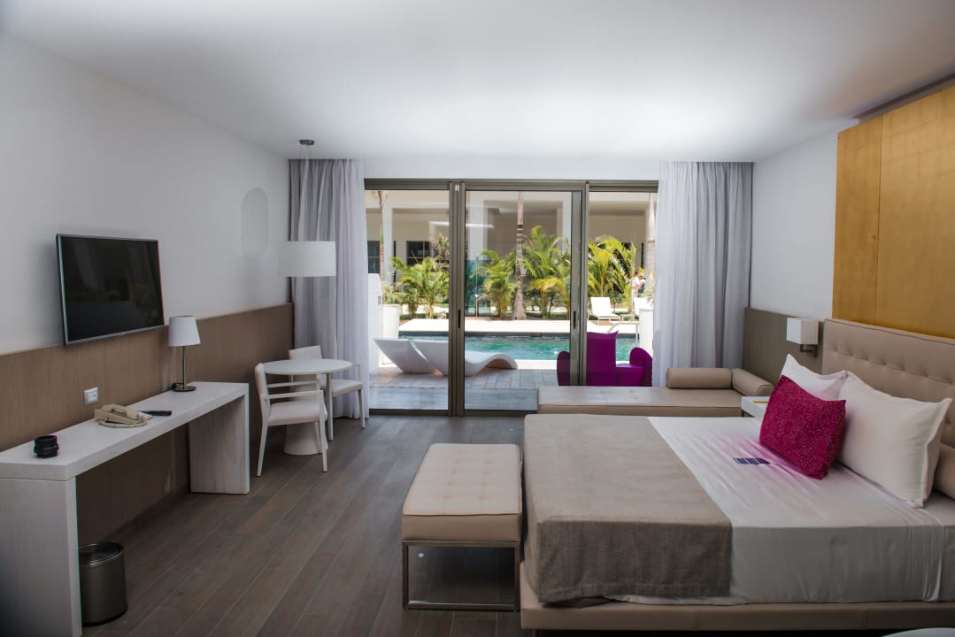 Platinum Deluxe SwimOut Suite Platinum Yucatan Princess All Suites & Spa Resort - Adults only