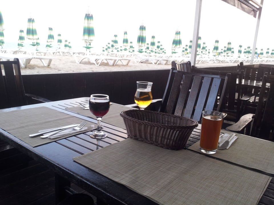 Abendessen gleich am Strand nebenan Hotel Slavuna