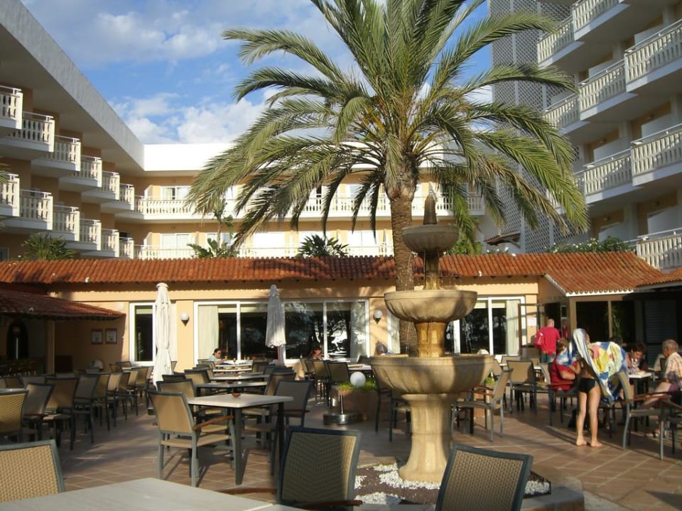 Innenhof am Pool Universal Hotel Lido Park & Spa