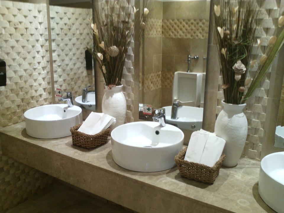 Öffentliche Toiletten bei Rezeption Wyndham Alltra Samana