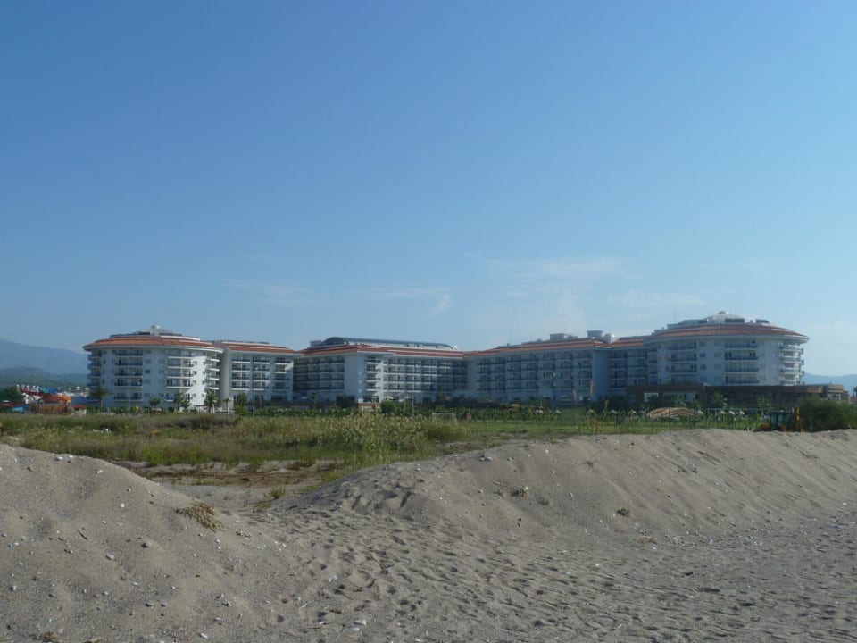 Blick vom Strand auf das Hotel. Seaden Sea World Resort & Spa
