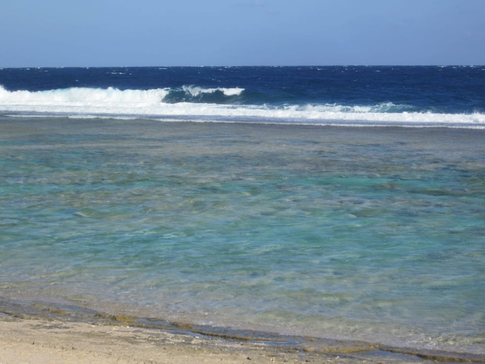 Vorne sehr flach Three Corners Sea Beach Resort