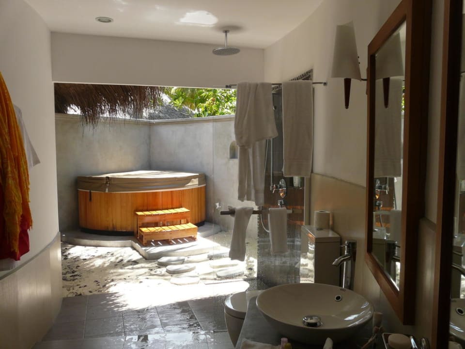 Open-Air-Badezimmer mit Jacuzzi Kuramathi Maldives