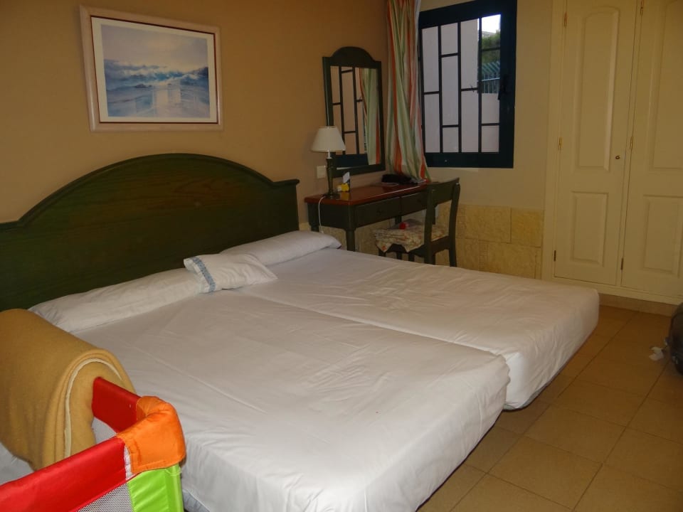 Schlafzimmer mit Babybett allsun Hotel Esplendido