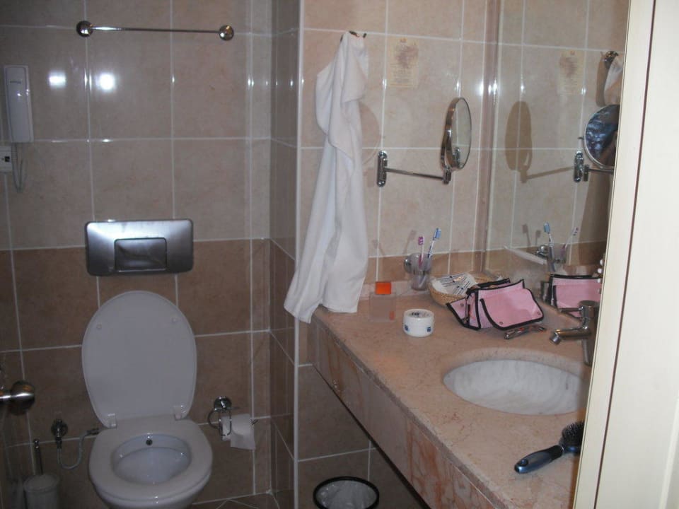 Das Bad und die Toilette Hane Family Resort