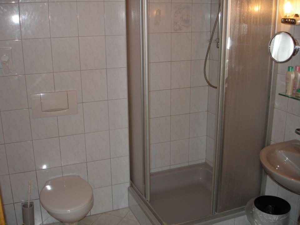 Blick ins Badezimmer 2 im Haupthaus vierter Stock Hotel Kohlerhof