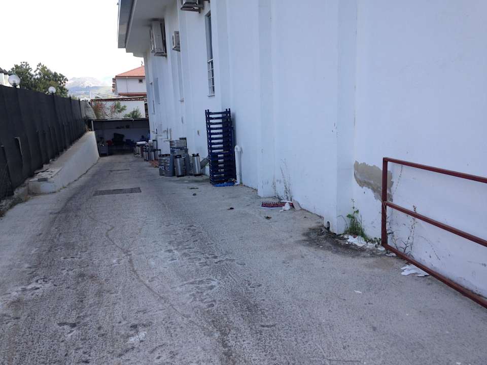 Nicht ganz toll - die Lieferanteneinfahrt My Aegean Star Hotel