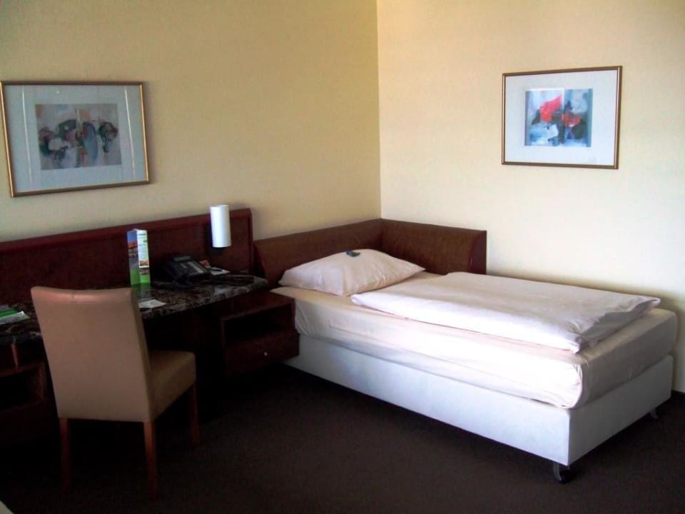 Bett u spartanische Deko Lindner Hotel Dusseldorf Seestern, part of JdV by Hyatt