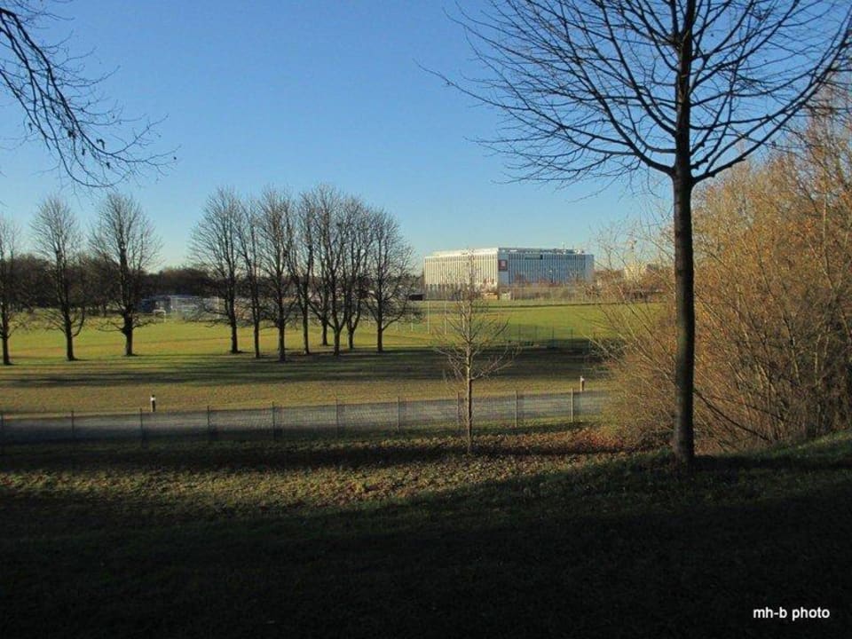 Blick vom nahen Olympiagelände Leonardo Royal Hotel Munich