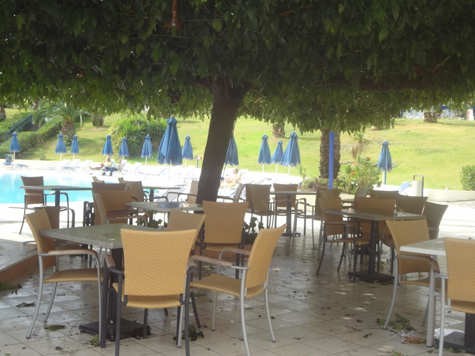 An der Poolbar gibt es viel besseres Essen Kresten Palace Hotel