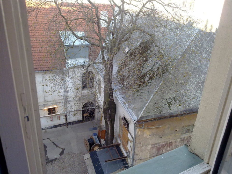 Вид из окна по узкой стороне номра Hotel Salvador