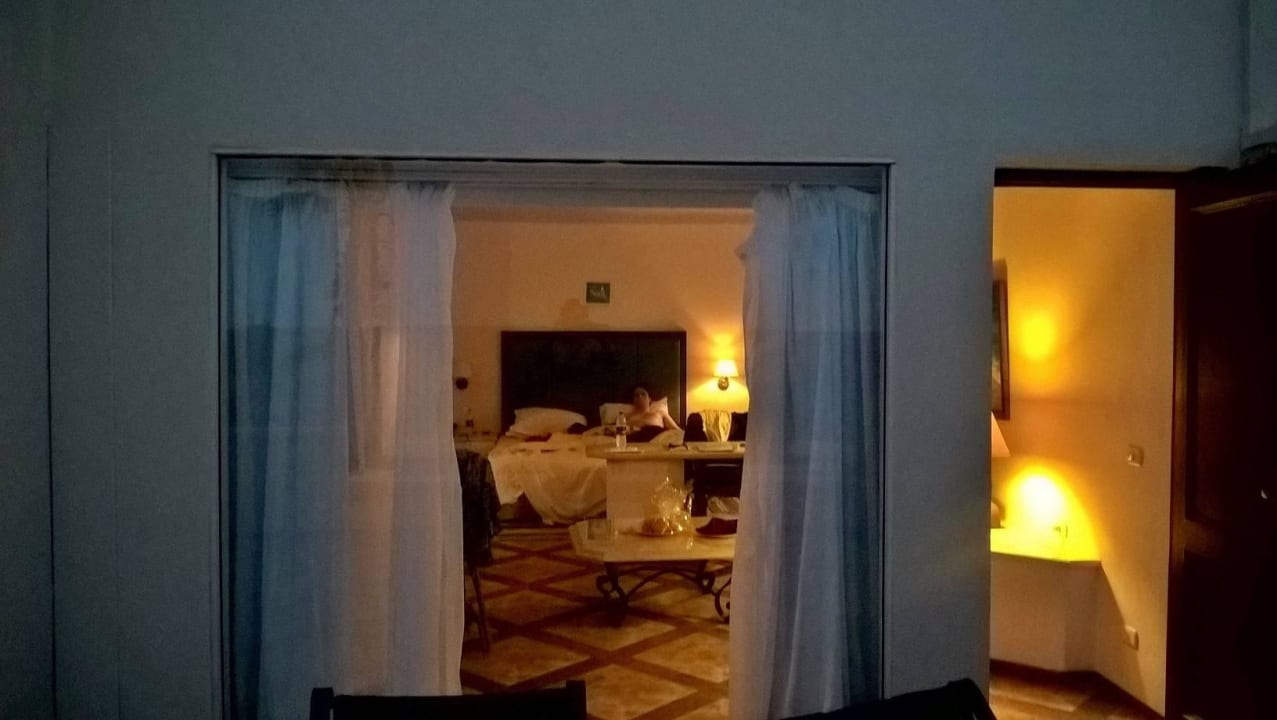 Blick vom Balkon ins Zimmer Pickalbatros Citadel Resort