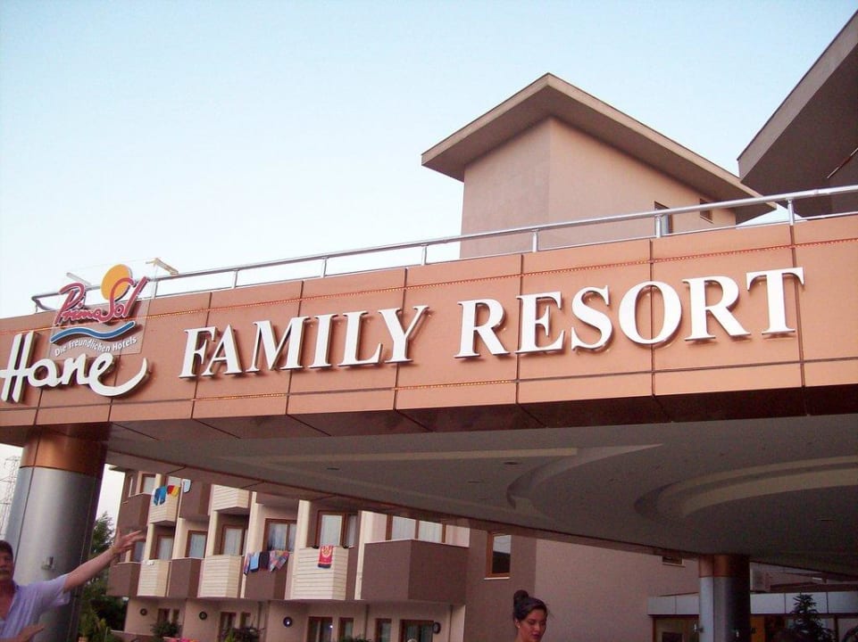 Hoteleingang Hane Family Resort