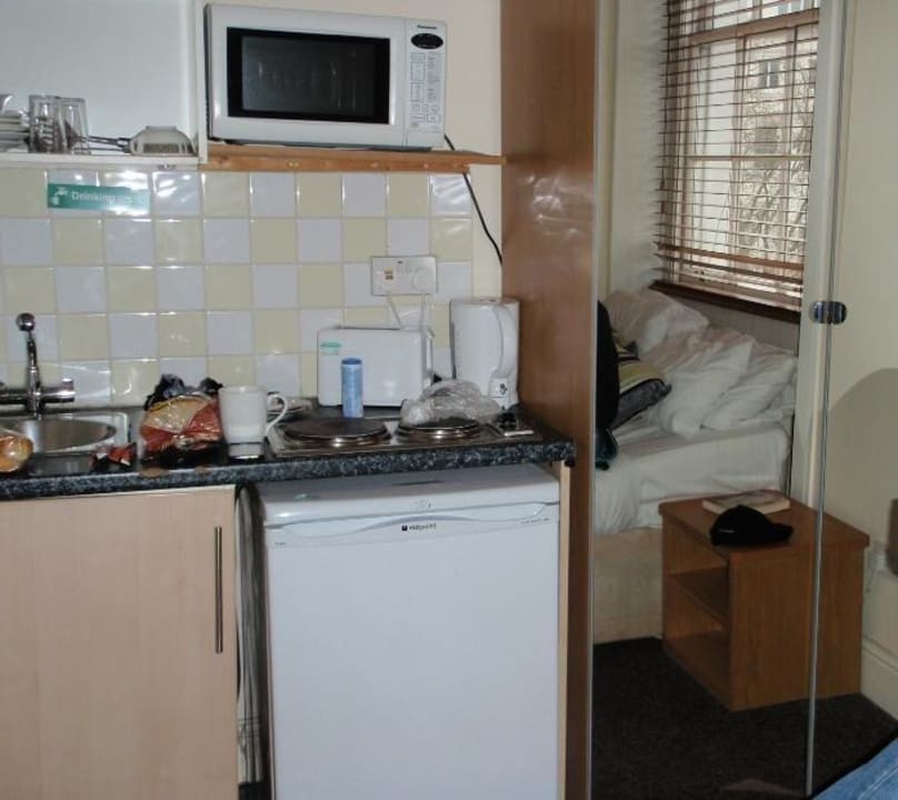 Aneks kuchenny i duża szafa na wieszaki Hotel SO Hyde Park Assaha