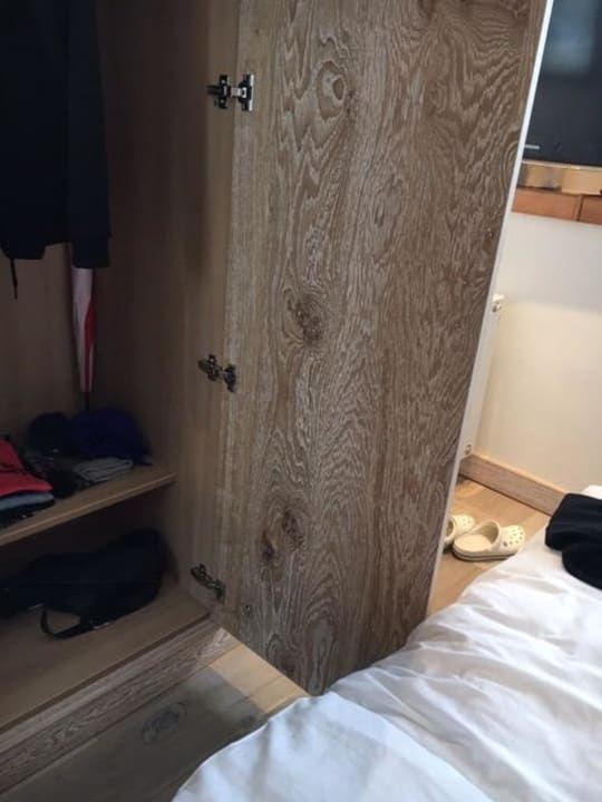 Offene Kastentür stößt am Fußende des Bettes an Hotel Hochschober
