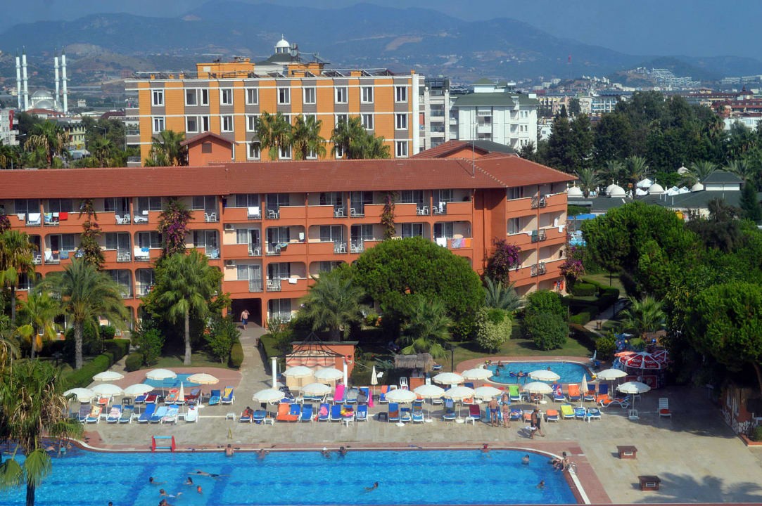 Ausblick auf den Haupt-Pool Club Turtas Beach Hotel