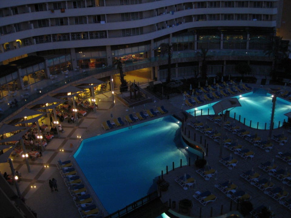 Hauptpool und Blick auf die Terrasse des Speisesaals Alaiye Resort & Spa