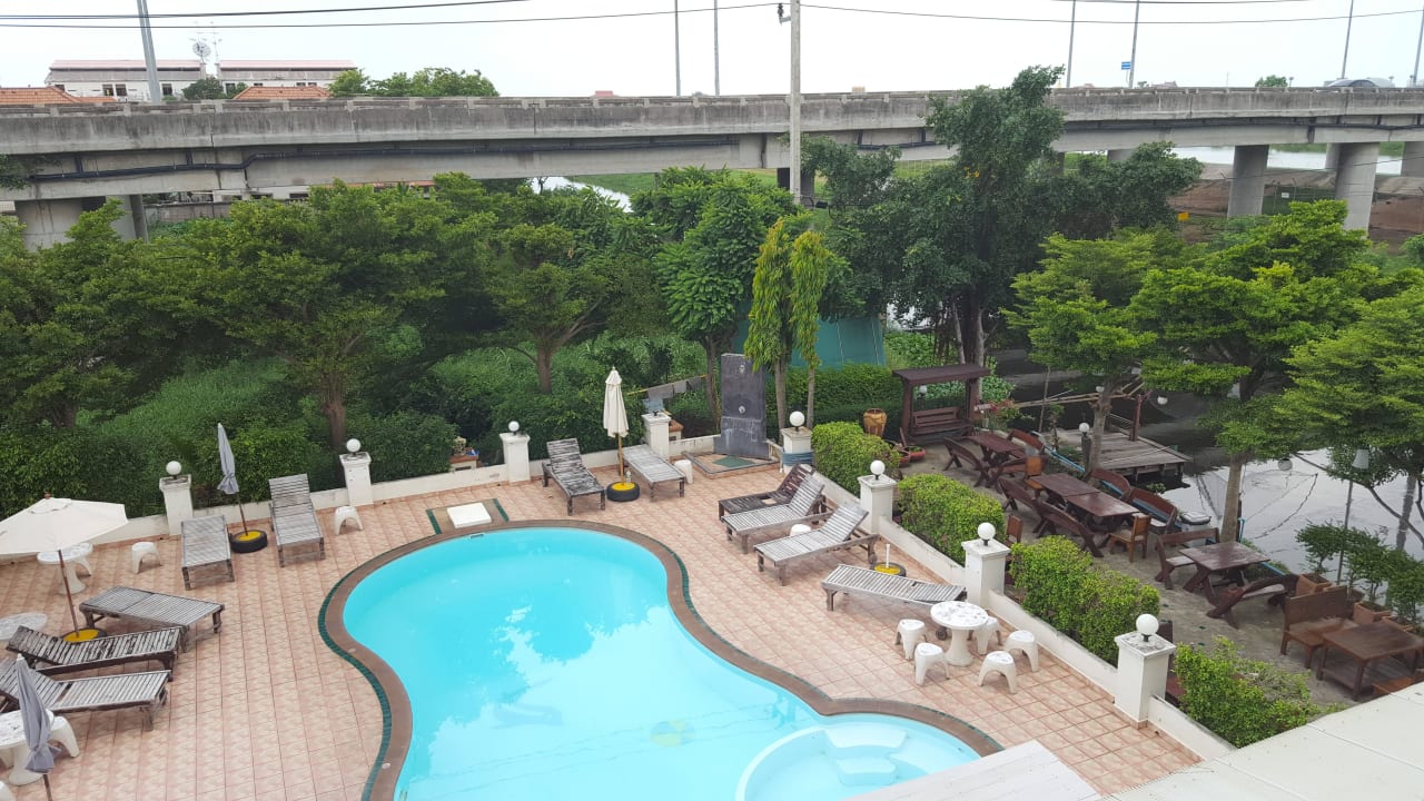 Pool vom Zimmer aus mit Blick auf die Autobahn ;-) The Great Residence Hotel