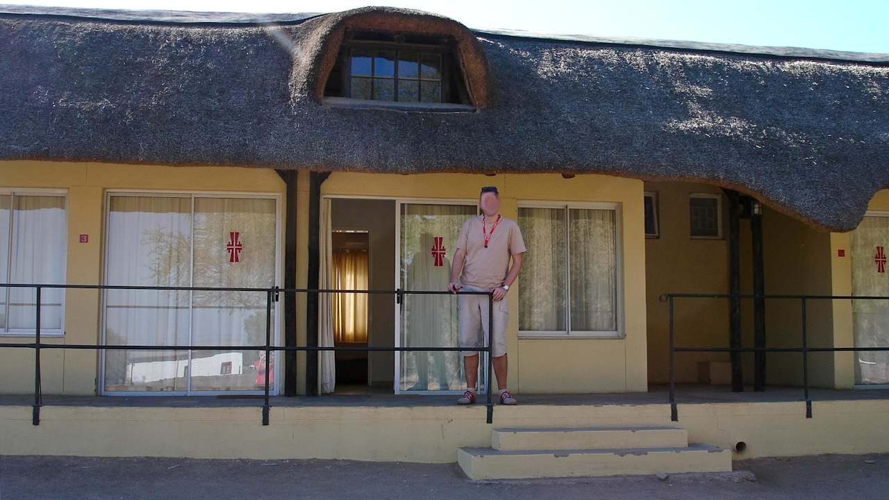 Die Seitenansicht mit Zugang der Zimmer Hotel Schützenhaus Guest House