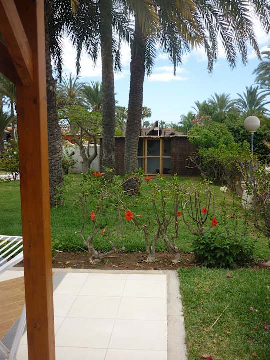 Sicht zum versteckten Pool HL Miraflor Suites Hotel