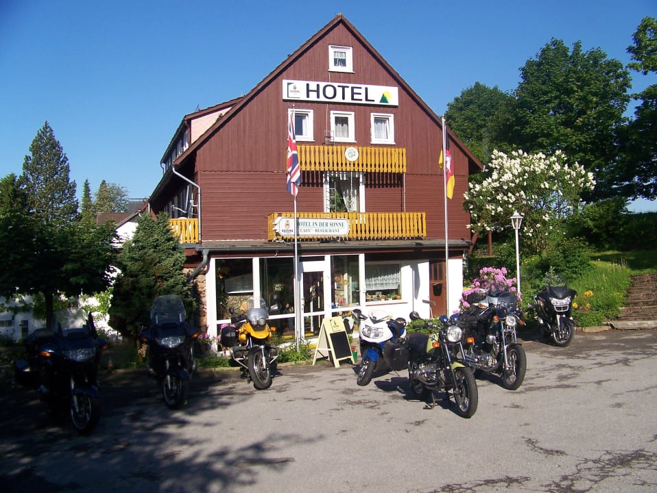 Mit dem Motorrad vor dem Hotel Hotel In der Sonne