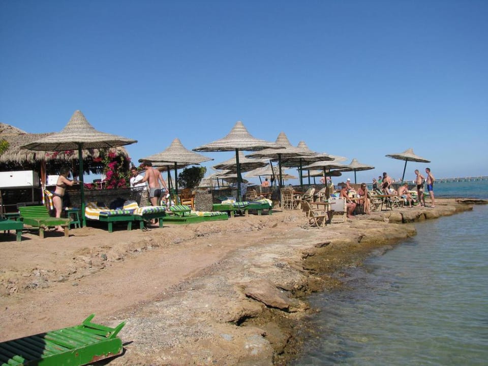 Пляж и бар отеля Panorama Bungalows Resort El Gouna