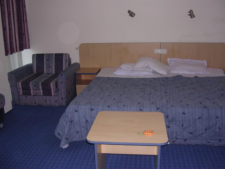 Łóżko dwuosobowe z dostawką Hotel Holiday Park