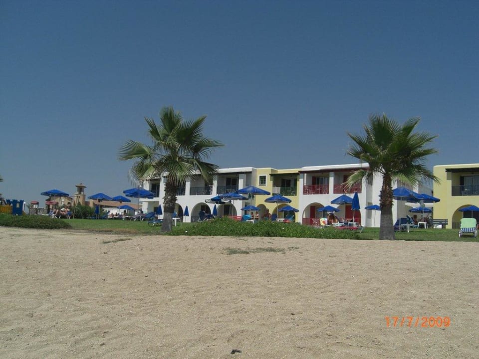 Der Strand direckt am Hotel Kefalos Beach Holiday Village