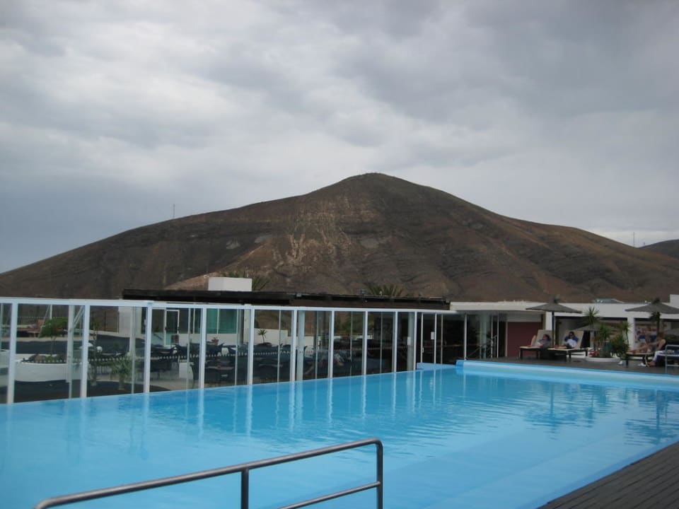 Ruhepool mit Ausblick zum "Hausberg" allsun App.-Hotel Esquinzo Beach