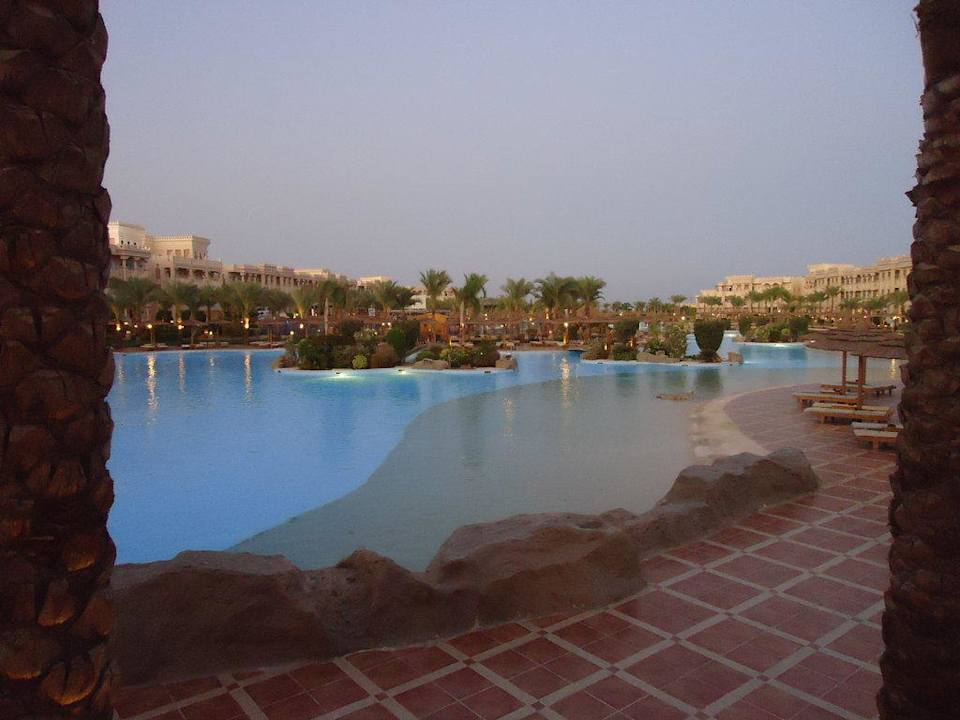 Poolanlage bei Sonnenuntergang Pickalbatros Palace Resort