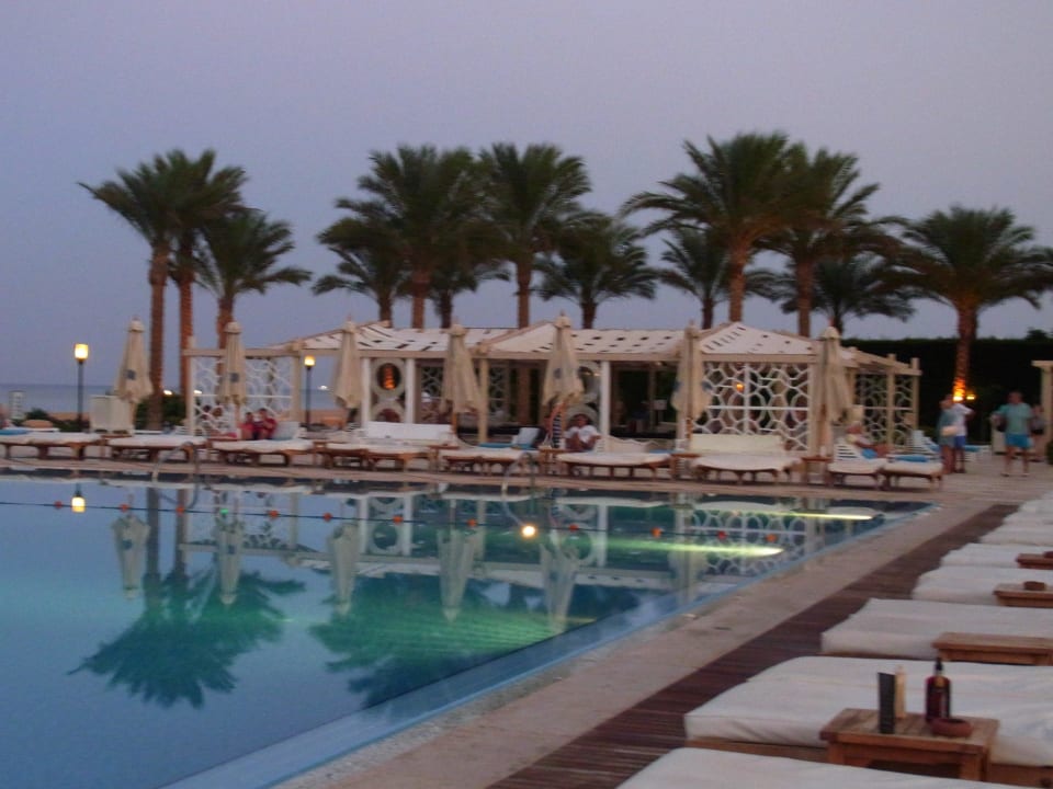 Meerwasserpool mit Poolbar Premier Le Reve Hotel & Spa