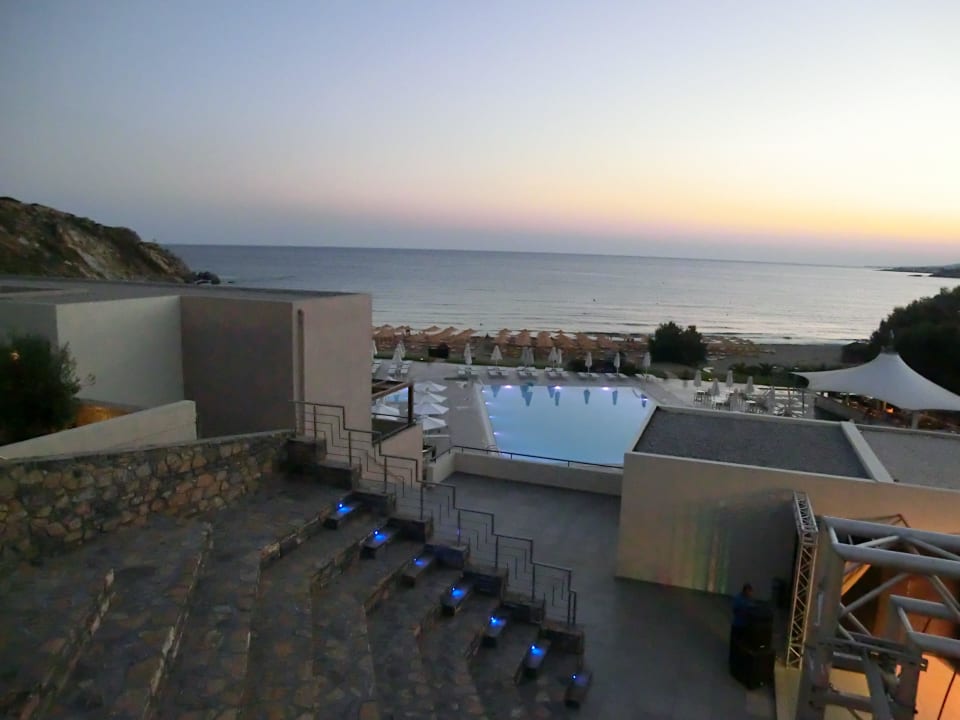 Blick über Animationsbühne zum Meer Atlantica Mikri Poli Crete