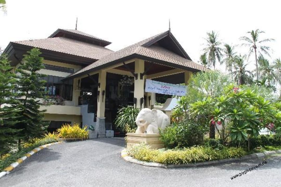 Zufahrt zum Hotel The Fair House Beach Resort