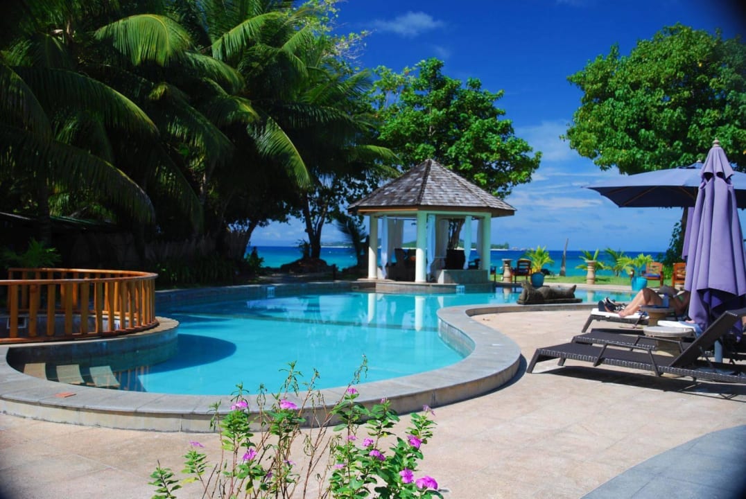 Pool mit den besseren Liegen Castello Beach Hotel