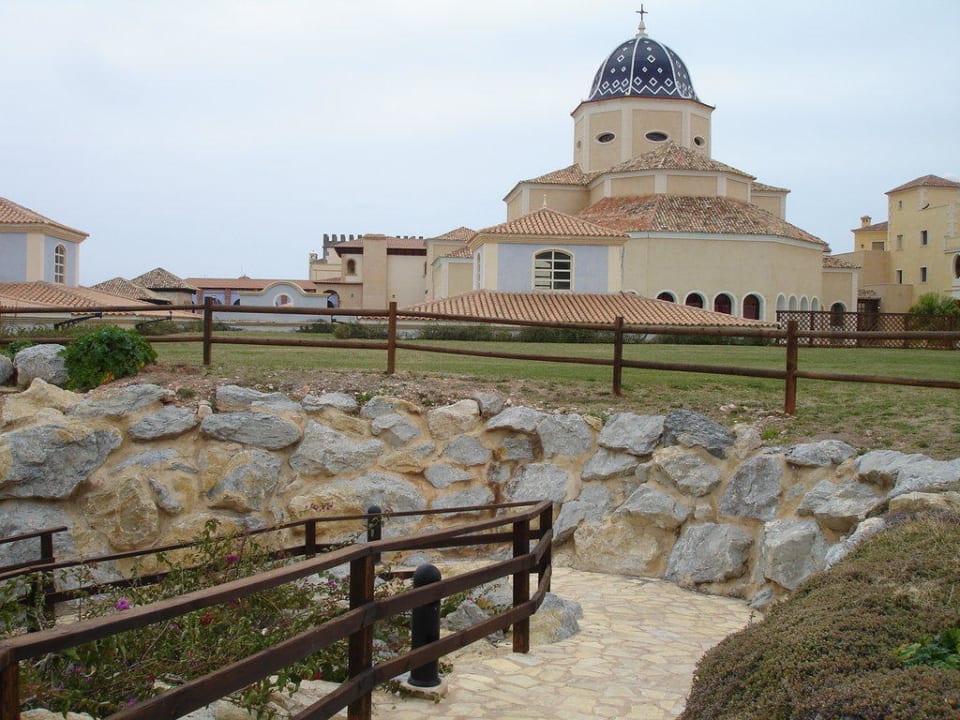 Weg zum Restaurant und Pool Melia Villaitana