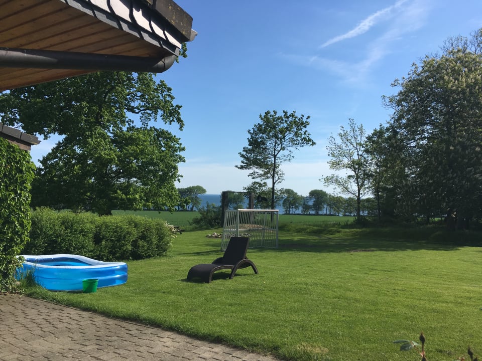Gartenanlage Ferienbauernhof Liesenberg mit Meerblick