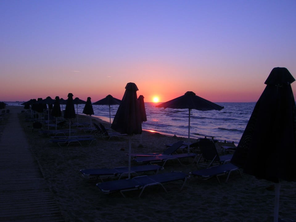 Zachód słońca na plaży hotelowej. Grecotel Casa Paradiso