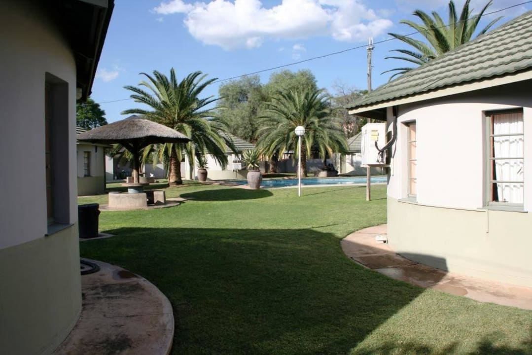 Garten mit Chalets Kalahari Arms Hotel
