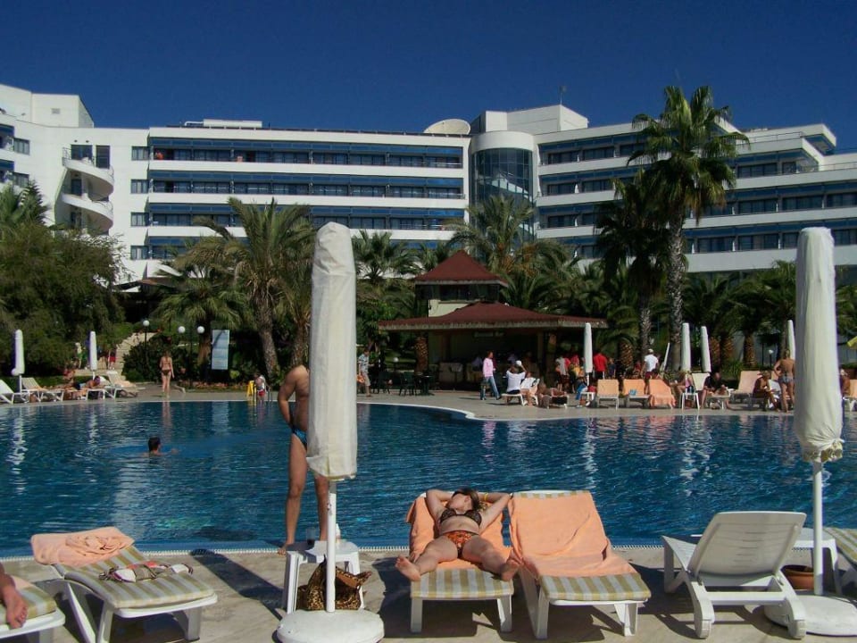 Hotelgebäude vom Pool aus Sunrise Resort Hotel