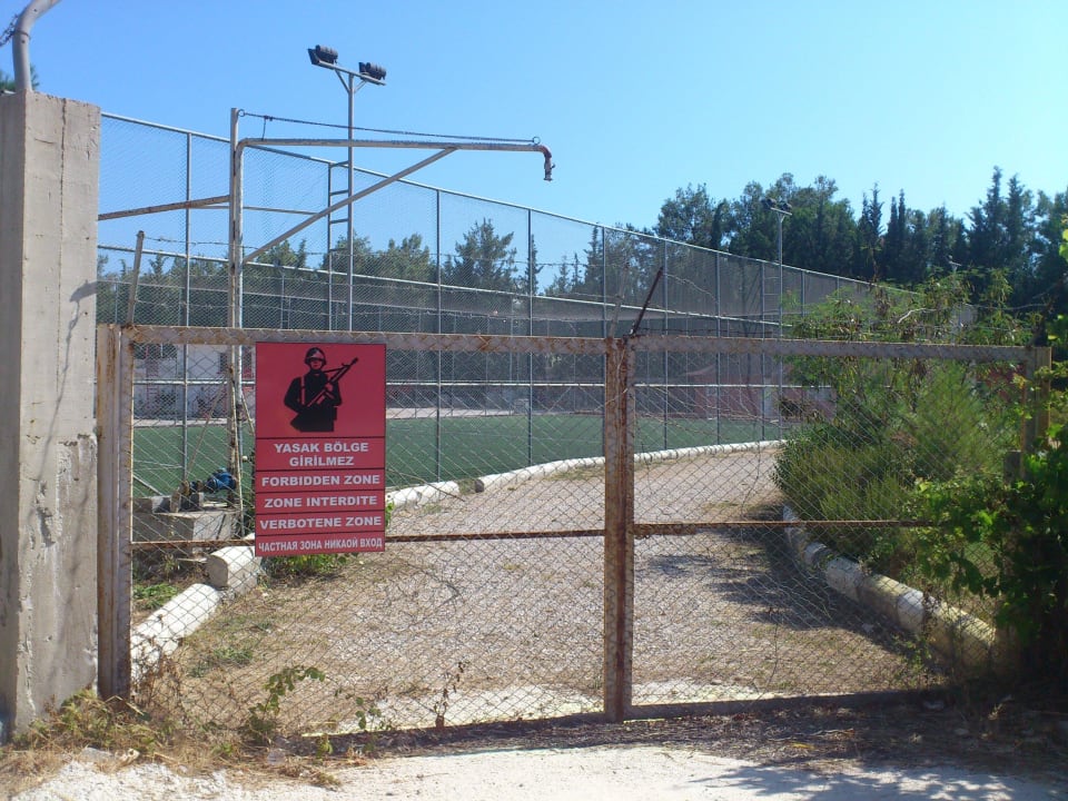 Der Weg zum Strand, am Militärgelände vorbei. Club Sidelya Hotel