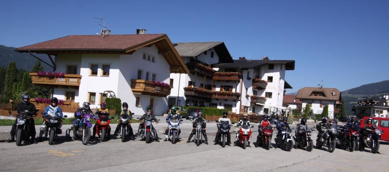 Vor dem Hotel, unsere Gruppe Hotel Edy Gasthof