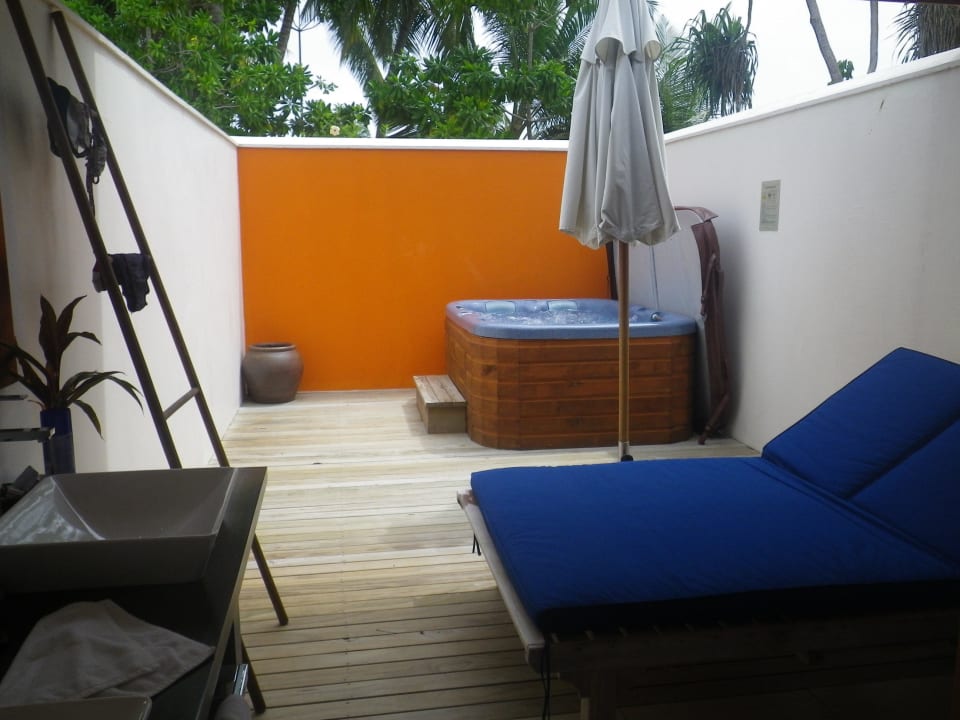 Badezimmer im Freien Vilamendhoo Island Resort & Spa